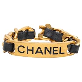 Bracciale a catena Chanel con placca logo in pelle di vitello e placcato oro