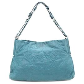 Chanel Bolso de hombro de gamuza con cadena plateada
