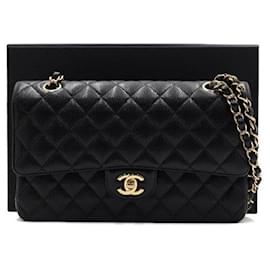 Chanel Borsa a tracolla Classic Medium in caviale nero con catena dorata