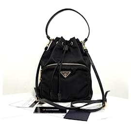 Prada Borsa Bucket in Nylon con Logo Triangolo Nero