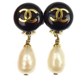 Orecchini Chanel CC Logo pendenti in perle artificiali e placcato oro