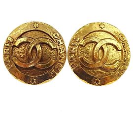 Chanel Vintage CC Quilted Round Button Clip-On Metal Medium