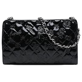 Borsa a spalla Pochette Chanel in vernice matelassé nera con simboli portafortuna impressi