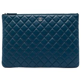 Clutch Chanel Large Quilted Lambskin O Case Blu