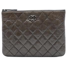 Clutch Chanel Small Quilted Crinkled Patent O Case Grigia
