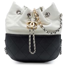 Picca borsa bucket Gabrielle Chanel bicolore in vitello matelassé nera
