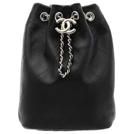 Chanel Uno zaino a coulisse caratterizzato da dettagli trapuntati su una superficie in pelle morbida insieme a una tracolla a catena. L'apertura può essere regolata in modo flessibile, consentendo un generoso spazio per gli effetti personali, e offre entrambi