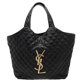 Una shopper bag che enfatizza la distintiva eleganza stilosa di Saint Laurent attraverso intricati dettagli trapuntati aggiunti a pelle morbida e flessibile. Il grande logo firma sul davanti rivela uno stile audace