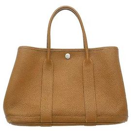 Hermès Diese Tasche besticht durch eine weiche Haptik sowie eine hervorragende Langlebigkeit, und ihre Silhouette, die sich mit der Zeit natürlich formt, schafft eine luxuriöse Stimmung. Seitliche Druckknöpfe an der Tasche ermöglichen die Anpassung der Breite und