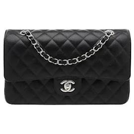 l'intricato motivo trapuntato a diamante si armonizza con una classica chiusura logo in metallo per un'atmosfera lussuosa ed elegante. La tracolla a catena firmata, intrecciata in pelle, offre una vestibilità stabile, completando - Chanel