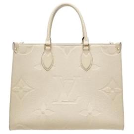 Una borsa tote che sprigiona un'aura sofisticata grazie all'armonia della distintiva pelle Monogram Empreinte di Louis Vuitton e di una silhouette OnTheGo moderna. La pelle di vacchetta finemente goffrata mostra