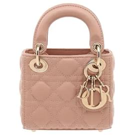 Realizzato in pelle d'agnello con il caratteristico dettaglio della trapuntatura Cannage, offre sia un tocco morbido che una texture tridimensionale. L'iconico design di Dior è reinterpretato in una dimensione micro compatta per