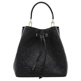 L'iconico motivo Monogram di Louis Vuitton, finemente impresso su pelle morbida per creare il corpo in pelle Empreinte, si armonizza con la silhouette strutturata unica della borsa bucket per un look classico ma