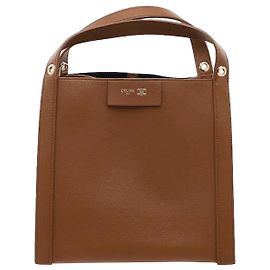 Céline Eine Schultertasche, die durch die Harmonie aus Celines charakteristischer moderner Würfel-Silhouette und dem luxuriösen Lederkorpus eine anspruchsvolle Aura versprüht. Gefertigt aus robustem, weichem Leder, besticht sie durch