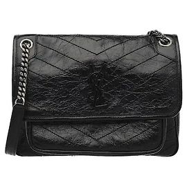Saint Laurent Ein Modell, das natürlich gegraustes Vintage-Kalbsleder mit einem Chevron-Steppdesign harmonisiert. Dank der kratz- und fleckenbeständigen Eigenschaften des Leders ist die Pflege bequem und das