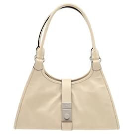 Prada Una borsa tote che armonizza materiale in pelle morbida e flessibile con una silhouette finemente scolpita. L'ampio spazio interno e i scomparti con tasche consentono di riporre gli oggetti in modo ordinato. Offre versatilità