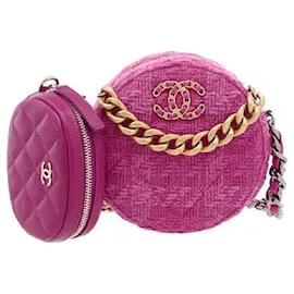 Una borsa a tracolla che armonizza la sensibilità distintiva della linea Chanel 19 con una silhouette rotonda unica. Una tracolla in metallo che combina catena e pelle aggiunge un accento elegante. Un design classico che completa