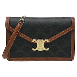 Il Margot WOC mette in risalto l'iconico ornamento metallico Triomphe di Celine. L'armonia della pelle robusta e del corpo in tela classica vanta un'eccezionale ritenzione della forma, mostrando una durabilità resistente alle macchie e - Céline