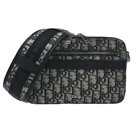 Diese Messenger-Tasche, die das ikonische Oblique-Jacquard-Muster von Dior präsentiert, besticht durch eine leichte und dennoch robuste Haltbarkeit durch die Harmonie aus Canvas-Material und Lederbesatz. Ihr kompaktes, aber strukturiertes Design