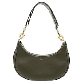 Die Ava-Tasche, die die elegante geschwungene Silhouette von Celine unterstreicht, ist aus glattem, geschmeidigem Kalbsleder gefertigt und bietet eine luxuriöse Textur. Ihre Hobo-Bag-Struktur liegt bequem auf der Schulter für ein - Céline