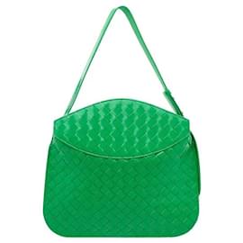 Realizzato con raffinatezza attraverso la tecnica di intreccio Intrecciato, firma di Bottega Veneta, questo modello esprime l'identità distintiva e il lusso del brand. Realizzato in pelle morbida ma resistente, vanta