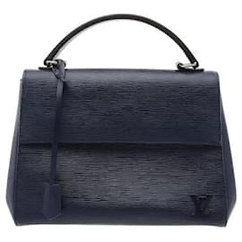 Louis Vuitton Il Cluny MM in pelle Epi, caratterizzato da una distintiva grana a onde, offre un fascino sofisticato con il suo colore blu vivido e la silhouette strutturata. Eccezionale durata e