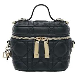 Dior Realizzato in un materiale dalla robusta durata, si caratterizza per la resistenza a macchie e graffi anche con l'uso quotidiano. Vanta una silhouette compatta in micro size, e l'interno