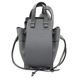Realizzato in pelle di vitello dalla texture morbida, questo modello mantiene una forma flessibile ma robusta, mettendo in risalto la silhouette distintamente originale di Loewe. Il suo esterno leggero e compatto è adatto per contenere