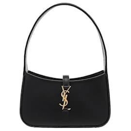 Saint Laurent Realizzato in pelle morbida e dalla texture liscia, questo modello regala un'atmosfera lussuosa. La chiusura in metallo con logo Cassandre che decora il davanti rivela elegantemente l'identità del brand, proteggendo in modo sicuro
