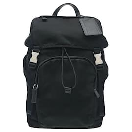 Uno zaino che armonizza il materiale in nylon Tessuto, leggero ma resistente, con lussuosi dettagli in pelle Saffiano. Il design distintamente pratico di Prada offre un interno spazioso per organizzare efficientemente