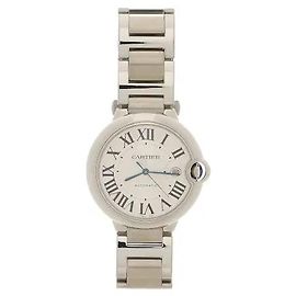 Diese Ballon Bleu de Cartier Automatikuhr besticht durch ihre dreidimensionale Schönheit mit einem kieselsteinartigen, stromlinienförmigen Gehäuse und gewölbtem Saphirglas. Römische Ziffern auf einem silbernen Guilloché-Zifferblatt entlang