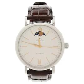 IWC Un orologio che sprigiona un'atmosfera elegante grazie all'armonia del quadrante distintamente puro della collezione Portofino e di un elegante display di fasi lunari. È dotato di un movimento automatico di precisione, che vanta