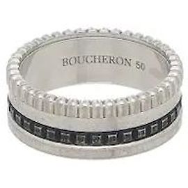 Ein kleiner Ring der Black Edition, der die unverwechselbare Sensibilität der ikonischen Quatre-Kollektion von Boucheron einfängt. Die subtile Eleganz von Weißgold kontrastiert mit einer markanten schwarz PVD-beschichteten Schiene für ein