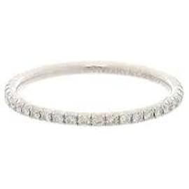 Tiffany & Co Ein Eternity-Ring, bei dem eine vollständige Diamantfassung, die den gesamten Ring präzise umschließt, mit einem anspruchsvollen Weißgoldkorpus für einen blendenden Glanz harmoniert. Verfärbungsbeständiges Weißgold-Material