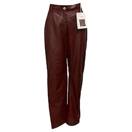 Pantalones Chanel 2022 de piel de cordero borgoña forrados en seda con botón joya logotipo CC