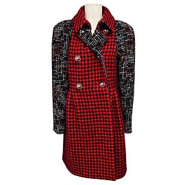 Chanel Mid-Length Tweed Mantel, zweireihig, Rot / Blau / Schwarz Multi mit CC-Logo-Knöpfen