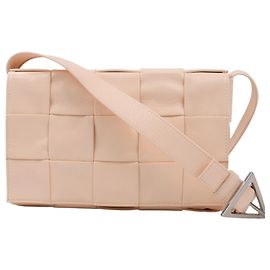 Bottega Veneta Maxi Intrecciato Cassette Schultertasche aus Leder in Powder Beige