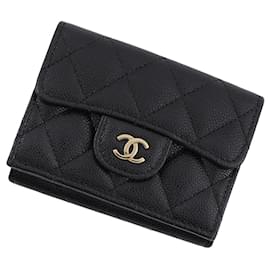 Portafoglio tri-fold Chanel Matelassé in Black