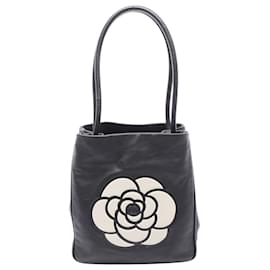 Chanel Tote aus schwarzem Lammleder mit geprägtem Camellia-Logo