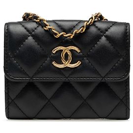Portacarte con catena Chanel in nappa trapuntata nera CC