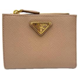 Billetera bi-fold Prada Saffiano Triangle