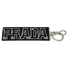 Portachiavi in pelle con logo Prada in nero e argento