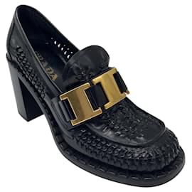 Décolleté mocassini Prada in pelle intrecciata nera con dettagli dorati