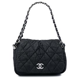 Borsa a tracolla Chanel Medium in nylon testurizzato nero, trapuntata bubble, patta a fisarmonica