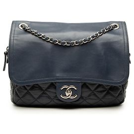 Sac à épaule Chanel Easy Zip Flap en veau matelassé bleu