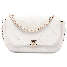 Borsa a tracolla Chanel CC trapuntata in pelle di capra bianca per viaggi casual