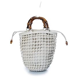 Gucci, mini borsa in maglia bianca