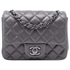Borsa a tracolla Chanel Mini Square Classic in pelle d'agnello iridescente grigia con patta singola