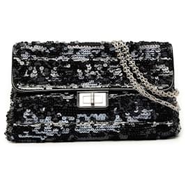 Borsa a tracolla Chanel Reissue 2.55 Single Flap 226 in raso con paillettes e rifiniture in vernice nera