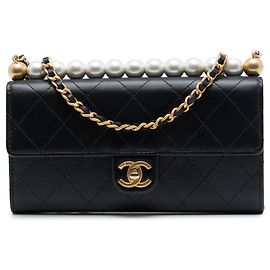 Clutch Chanel Chic Pearls in pelle di capra matelassé nera con tracolla a catena
